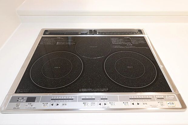 グリル付きの３口ガスコンロ※掲載写真は同一モデルの施工事例です。本物件とは仕様・設備・色等が異なる場合があります