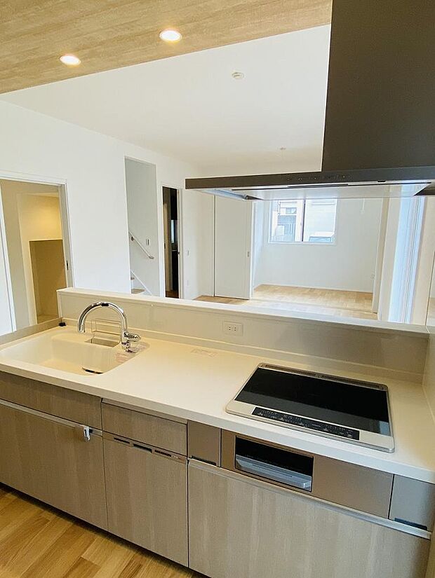 作業スペースが広く、料理がしやすい機能的なキッチンです。※掲載写真は同一モデルの施工事例です。本物件とは仕様・設備・色等が異なる場合があります