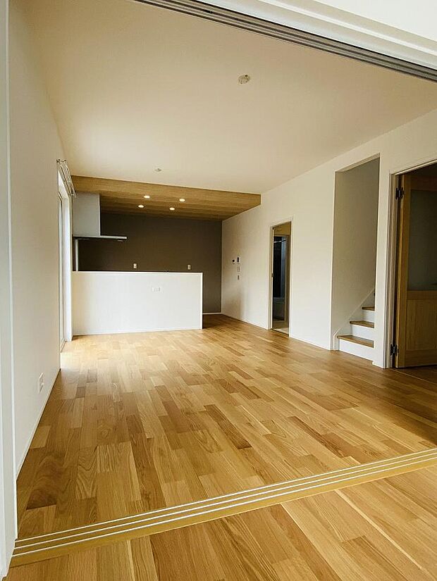 明るい日差しが心地よい、家族団らんにぴったりのリビングです。※掲載写真は同一モデルの施工事例です。本物件とは仕様・設備・色等が異なる場合があります