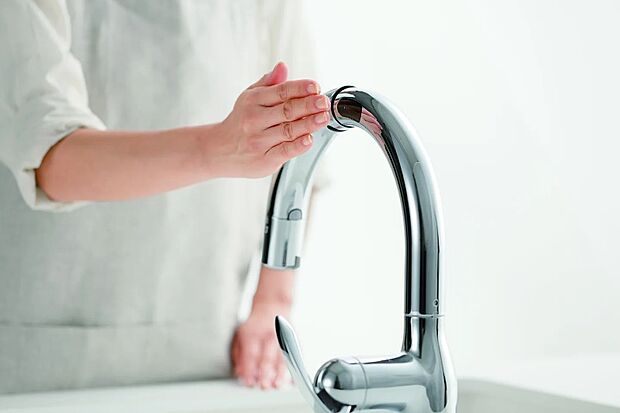 赤外線タッチセンサー水栓で衛生的で便利※掲載写真は同一モデルの施工事例です。本物件とは仕様・設備・色等が異なる場合があります