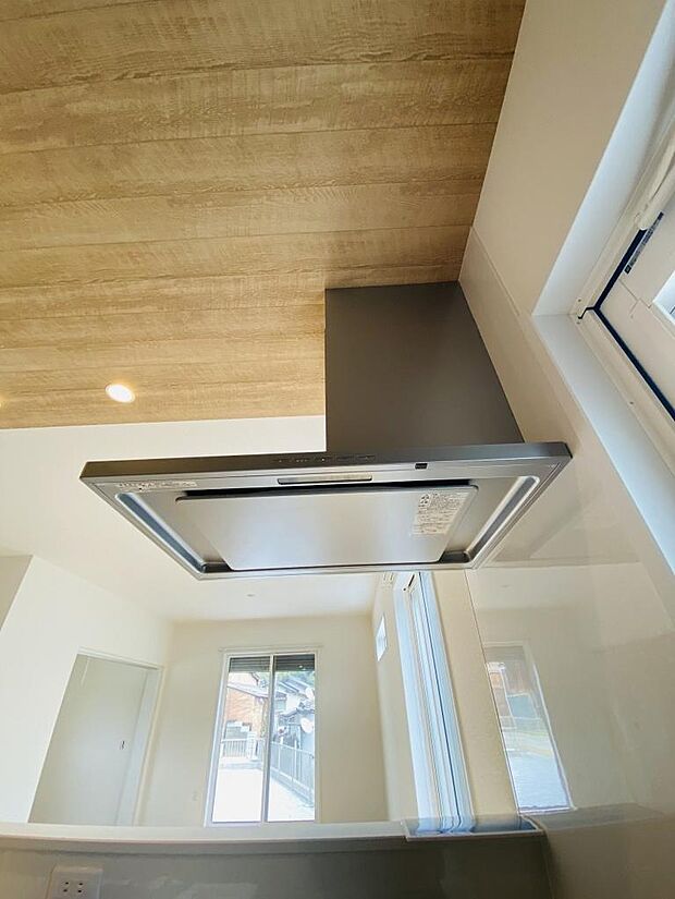 フラットタイプの換気扇※掲載写真は同一モデルの施工事例です。本物件とは仕様・設備・色等が異なる場合があります