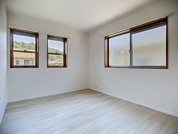 2階南西洋室です。お子様のお部屋にピッタリの日当たり良好な居室です。