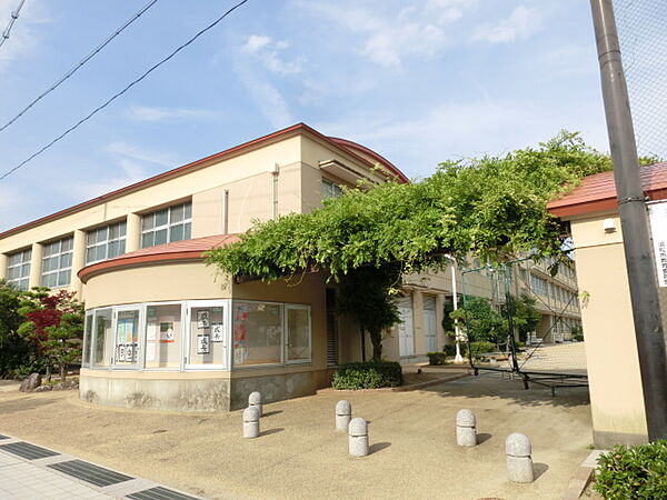 浜松市立東小学校（733m）