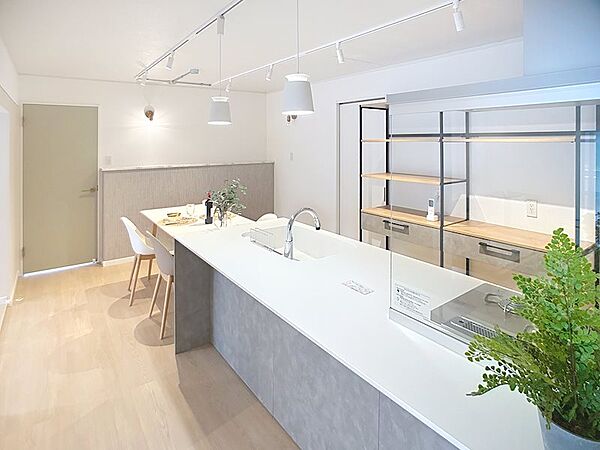 リビングを見渡せる対面式キッチン。白い天板と落ち着いた面材が調和し、空間に上質感をプラス。調理中も家族との会話が自然に生まれます。