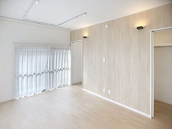 南向きの明るさを活かした洋室です。天井にあえて見せた電気配線が、空間にほどよい個性をプラス。調光可能な間接照明と組み合わせることで、表情の変化を楽しめる、落ち着きと遊び心を備えた洋室です。