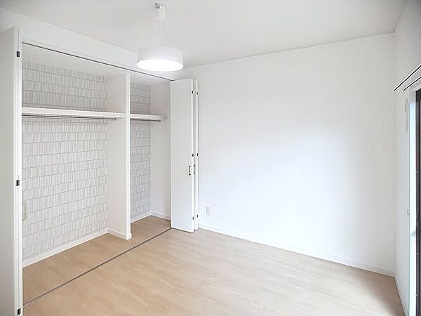 白を基調としたすっきりとした洋室。大きな収納を備え、室内を広く使えます。落ち着いた明るさで、寝室やワークスペースなど多目的に活用しやすい一室です。
