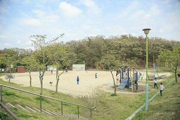 島田緑地 徒歩3分。 240m