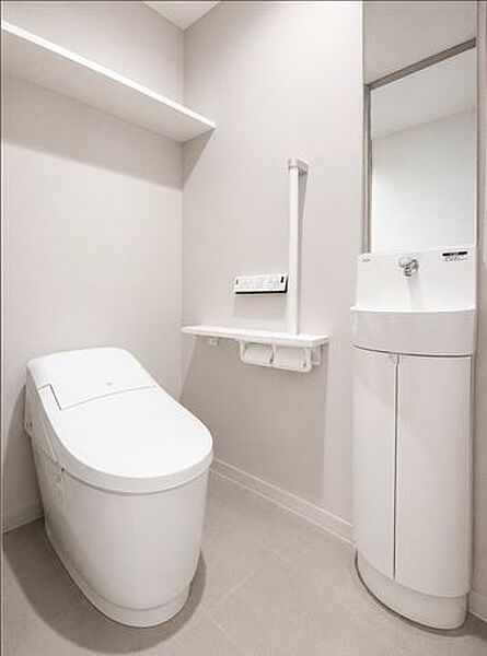 ◆トイレ内洗面付きでいつでも清潔♪◆お掃除しやすくスタイリッシュなタンクレストイレ◆上部棚付き※AI加工画像につき、一部現況と異なります。