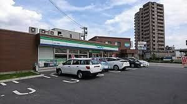 ファミリーマート中川十一番町店 徒歩4分。 320m