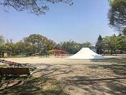 荒越公園 徒歩7分。 560m
