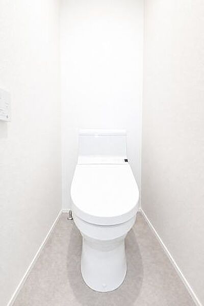 ◆タンクレストイレ、節水型トイレ採用◆温水洗浄便座完備◆※AI加工画像につき現状と異なります