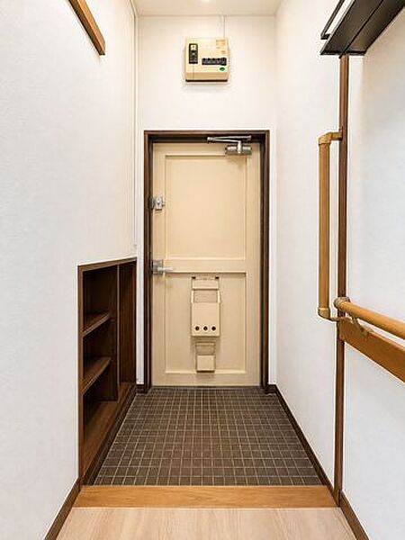 ◇シューズボックス付き◇手すり付きで安心♪※AI加工画像につき、一部現況と異なります。