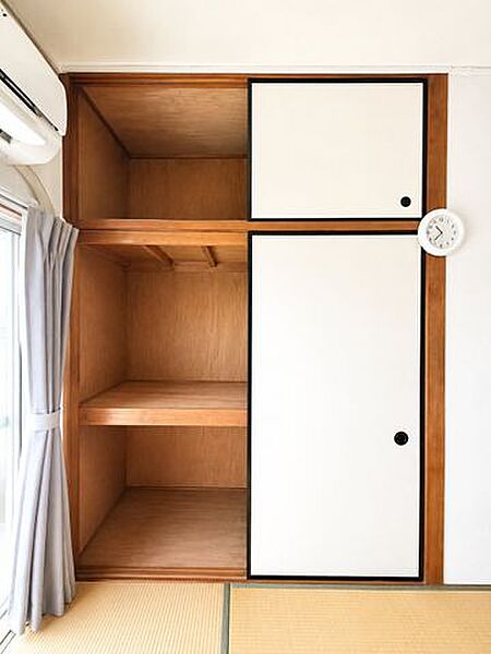 ◇押入2箇所完備◇大きな荷物もすっきり収納♪※AI加工画像につき、一部現況と異なります。