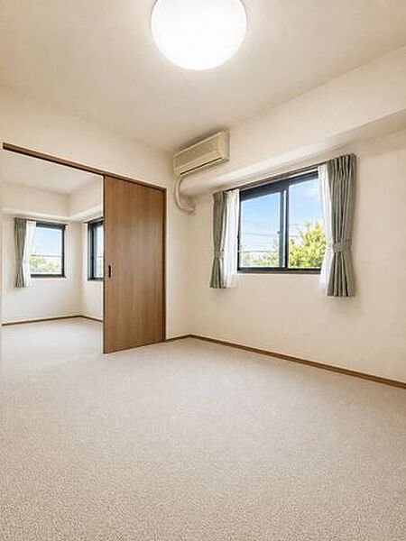 ◇クローゼットありで収納がたくさんできます！◇隣の部屋と繋げて空間を広く使うこともできます！◇窓付きで通風良好です！※AI加工画像につき、一部現況と異なります。