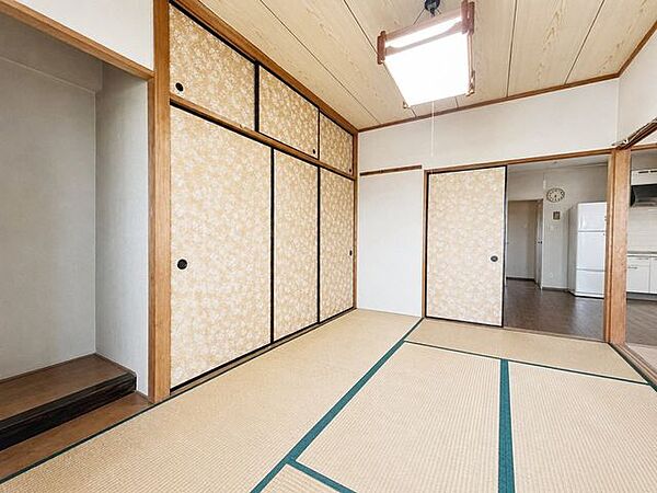 ◇リビングにつながるお部屋◇続和室で空間を広く使うことも出来ます◇押入+天袋で収納がたくさんできます◇南側で陽当り良好です※AI加工画像につき、一部現況と異なります。