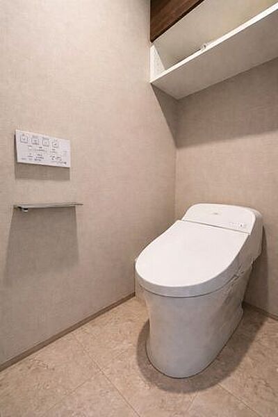 ◇トイレ内に洗面付きで清潔◇棚付きで収納もできます◇タンクレス温水洗浄高機能トイレでスッキリ※AI加工画像につき、一部現況と異なります。