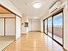 リビング/ダイニング：◇南向きの明るいリビング◇最上階※AI加工画像。現況と異なり、傷・破れ・シミ等があります。