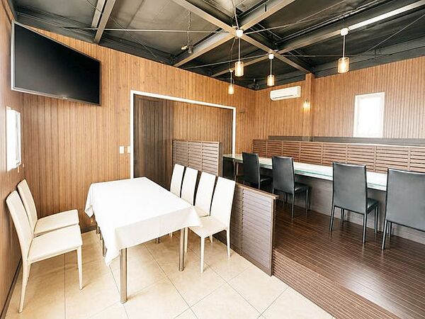 ◇店舗部分◇約48m2の広々とした空間の店舗◇大きな窓もあり落ち着いた空間です※AI加工画像につき、一部現況と異なります。