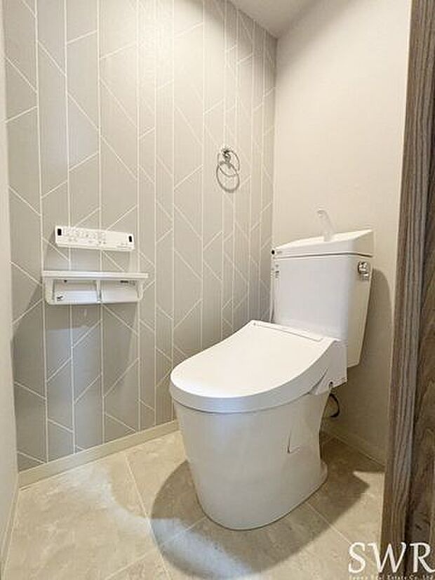 ■トイレまるごと交換■床・クロス張替え■建具新調