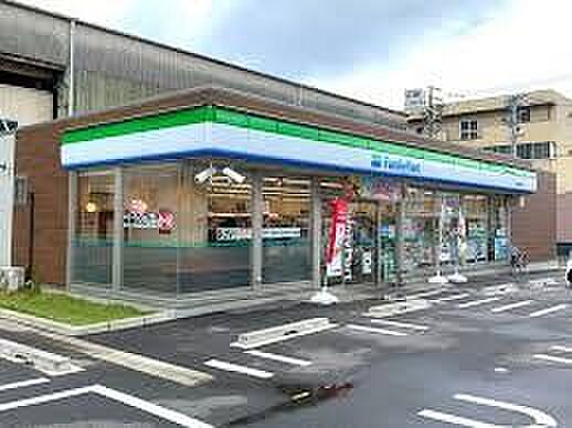 ファミリーマート中川清船町店 徒歩5分。 380m