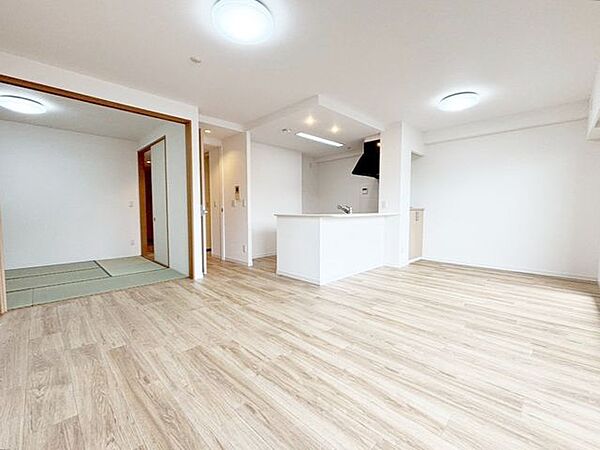 ◇リフォーム♪◇床貼替♪◇ワイドスパン、南向きで陽当たり良好♪