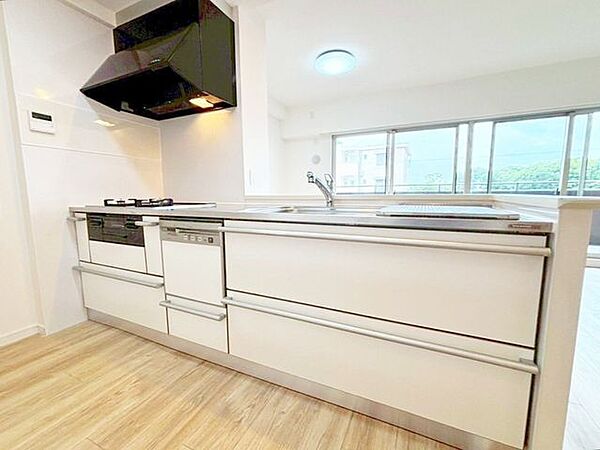 ◇家族と会話が弾むカウンターキッチン♪◇食器洗浄乾燥機付◇3口ガスコンロ
