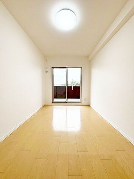 ◇窓付きの明るい洋室◇収納付き♪◇クロス張替え♪