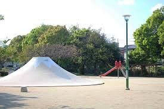新海池公園 徒歩1分。 80m