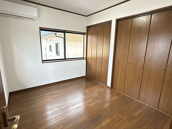【リフォーム済】2階5.5帖洋室です。壁天井はクロスの張替えを行いました。照明器具や配線器具も新品交換しました。
