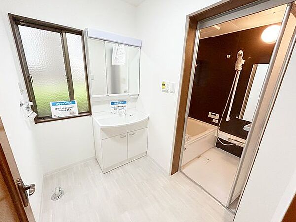 【リフォーム済】洗面所です。洗面台も新品交換しました。床はクッションフロア施工、壁天井はクロス張替えを行っています。