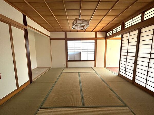 【リフォーム済】1F和室です。畳の表替えとクロスの張替え、障子なども交換いたしました。照明器具や配線器具も新品交換しました。