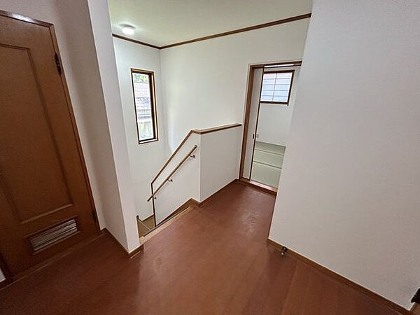 【リフォーム済】2階廊下です。クロスの全面張替えを行いました。