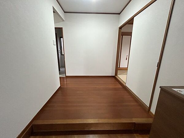 【リフォーム済】1階廊下です。クロスの張替えを行いました。