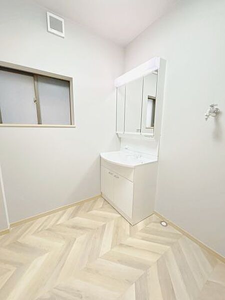 【リフォーム済】洗面所は1坪サイズに拡張して三面鏡タイプの洗面台に新品入れ替えしました。床はクッションフロア仕上げ、壁天井はクロス張替えを行いました。