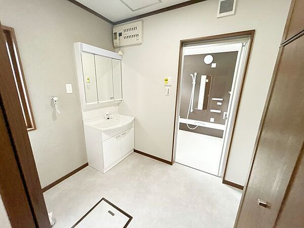 【リフォーム済】洗面所は1坪サイズに拡張しました。洗面台ももちろん新品交換しました。床はクッションフロア仕上げ、壁天井はクロス張替えを行いました。