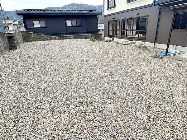 【リフォーム済】樹木が多く管理が非常に難しかったお庭は撤去して、砕石を敷きました。非常に広くてドッグランにも使用できそうです。