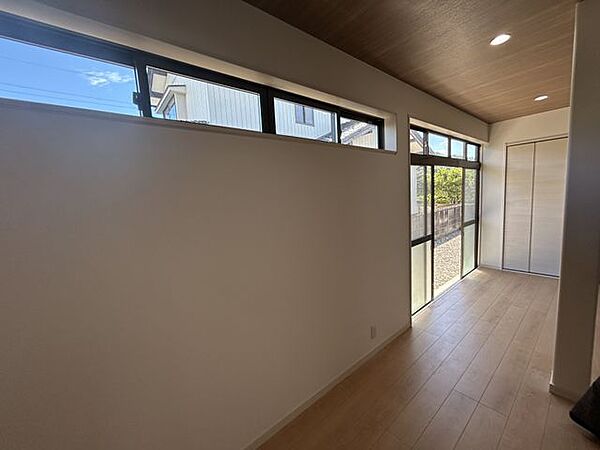 【リフォーム済】16帖のリビングです。床はフロア張替え、壁天井はクロス張替え、照明器具や配線器具も新品交換しました。