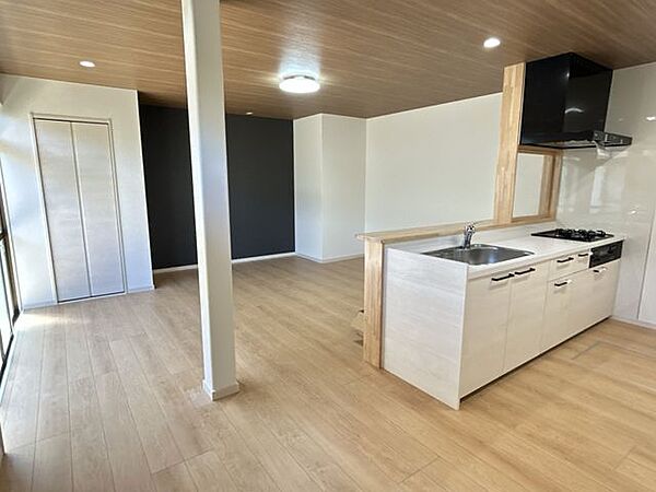 【リフォーム中済】リビングは床材、クロスを張替えて、キッチンを交換しました。16帖ありますのでゆったりと過ごすことができます。