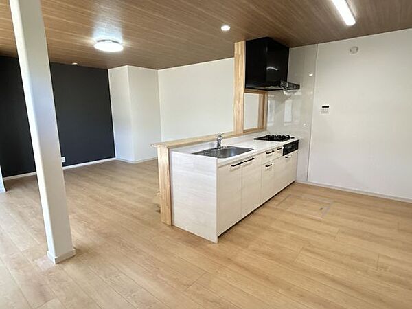 【リフォーム済】キッチンは永大産業製の新品に交換しました。2.55ｍのキッチンはとても広くてお料理が楽しみになります。