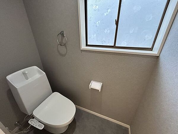 【リフォーム中済】トイレは温水洗浄機能付きの新品に交換しました。床はクッションフロア施工、壁天井もクロス施工になりました。