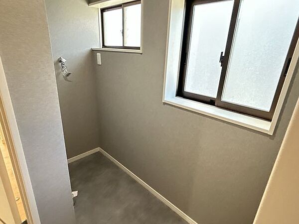 【リフォーム済】脱衣所です。床を張替え壁天井クロス張替え、照明を交換しました。