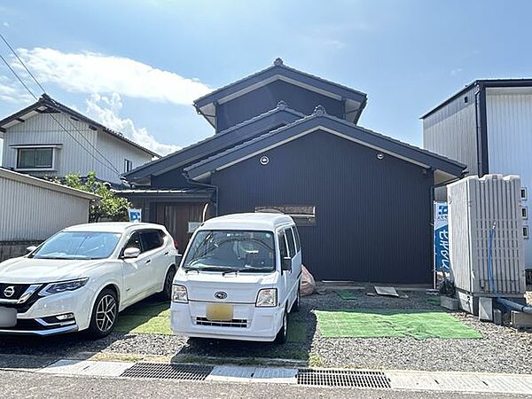 駐車場。普通車を並列で3台停めることができます。