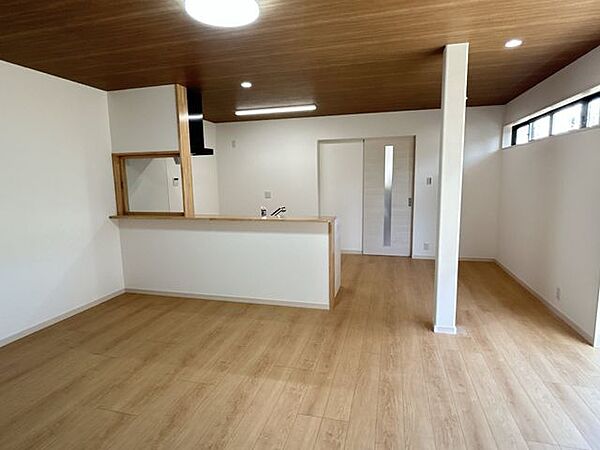 【リフォーム済】16帖のリビングです。床はフロア張替え、壁天井はクロス張替え、照明器具や配線器具も新品交換しました。
