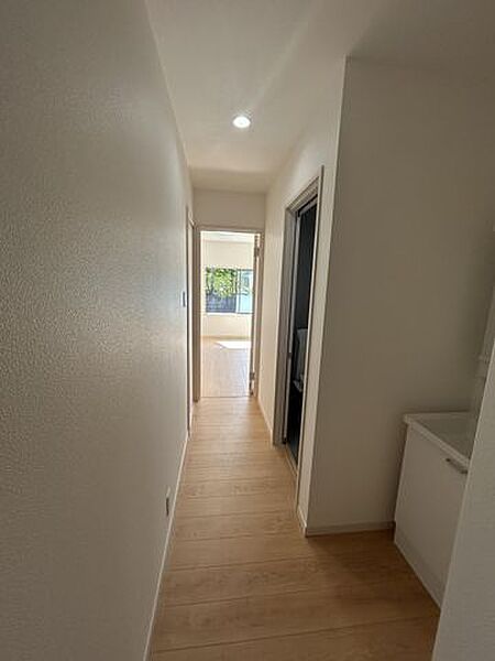 【リフォーム中】1階廊下です。床はフロア上張り、壁天井はクロス張替えを行いました。