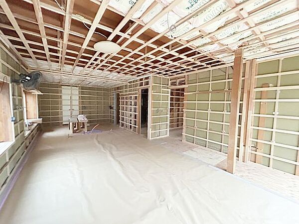 【リフォーム中】現状は和室ですが、隣の和室と合わせて約22帖のリビングにリフォームします。クロス張替え、建具交換、床フローリング張り、照明交換、クローゼット新設を予定しております。