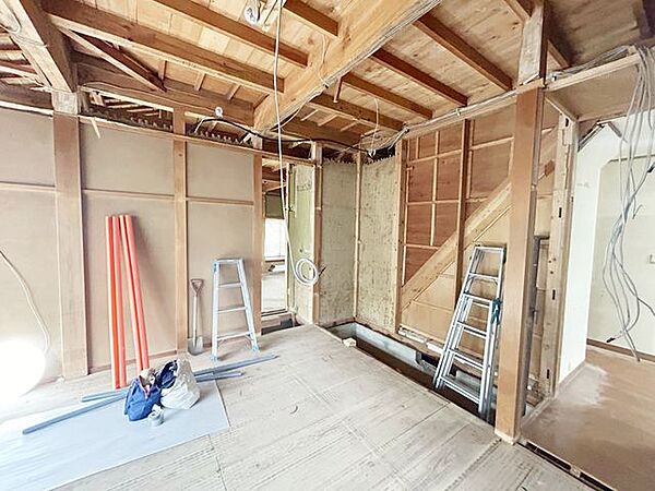 【リフォーム中】和室はウォークインクローゼットに間取り変更、フロア張り、クロス張替え、クローゼット新設、照明交換、建具交換を予定しております。リビングからも廊下からも行き来できるのでとても便利です。