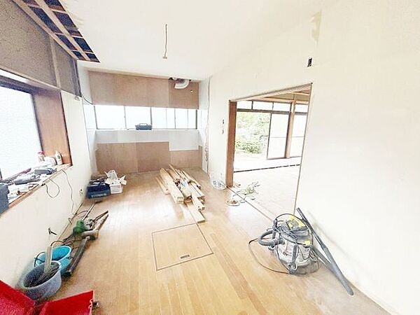 【リフォーム中】1階ダイニングは洋室に間取り変更、フロア張り、クロス張替え、クローゼット新設、照明交換、建具交換を予定しております。
