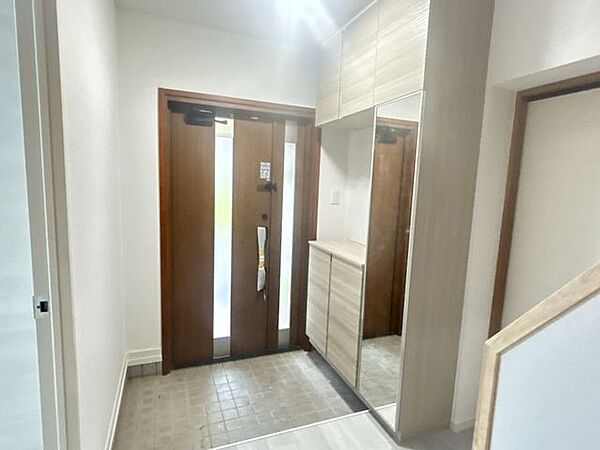【リフォーム中】玄関です。鏡付きのクローゼットで靴の収納には困りません。白を基調とした明るい玄関ホールになりました。