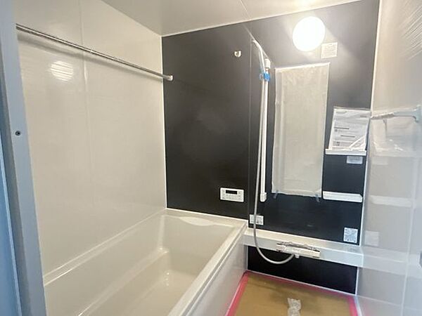【リフォーム中】浴室はハウステック製の新品のユニットバスに交換しました。足を伸ばせる1坪サイズの広々とした浴槽で、1日の疲れをゆっくり癒すことができますよ。