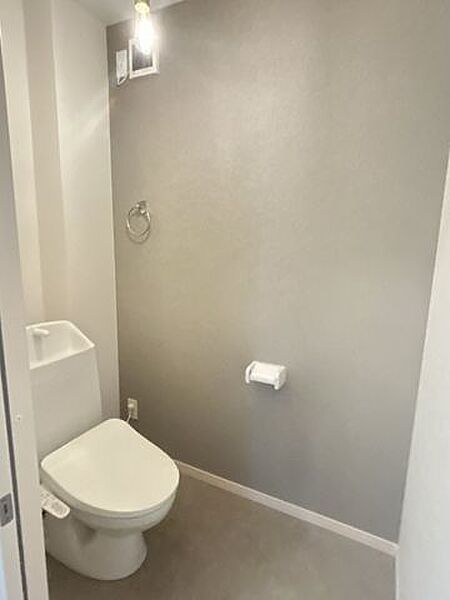 【リフォーム中】トイレは便器の交換、壁天井クロス張替え、床はクッションフロアを張っております。